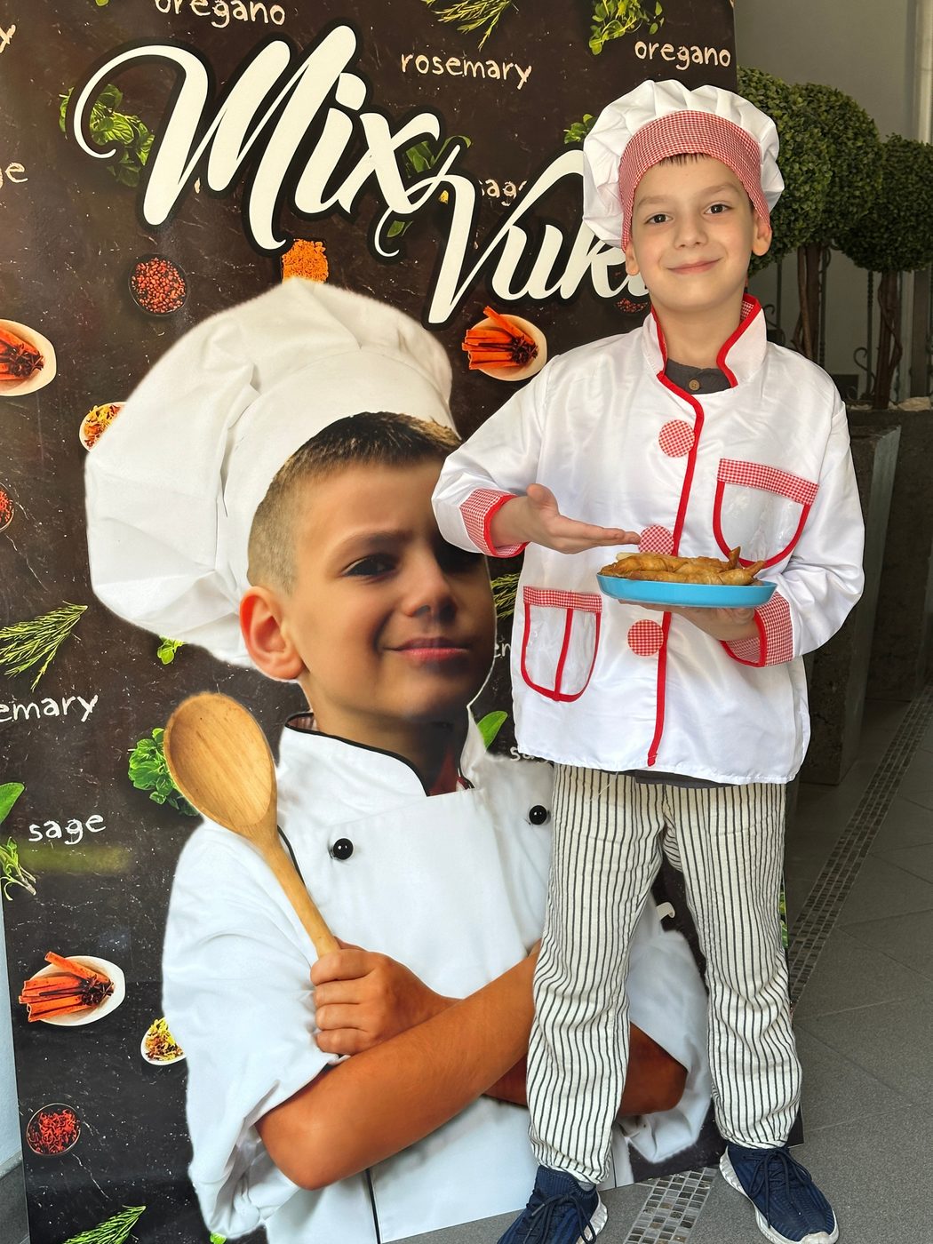Mališani u kuvarskim uniformama ispred table Mix Vuki