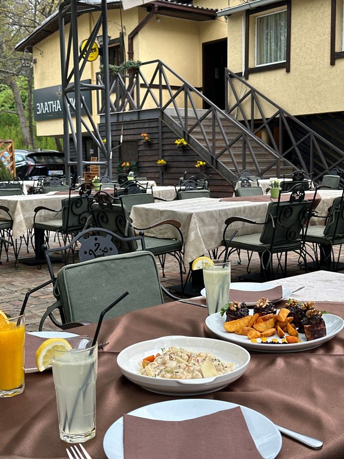Bašta sa postavljenim stolovima ispred restorana Zlatna kruna
