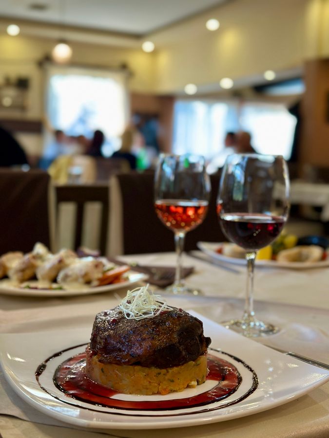 Specijalitet od mesa uz čašu crnog vina