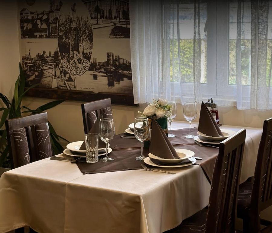 Postavljen sto u sali restorana Zlatna kruna